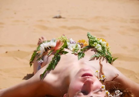 Maya Gott naked model photos