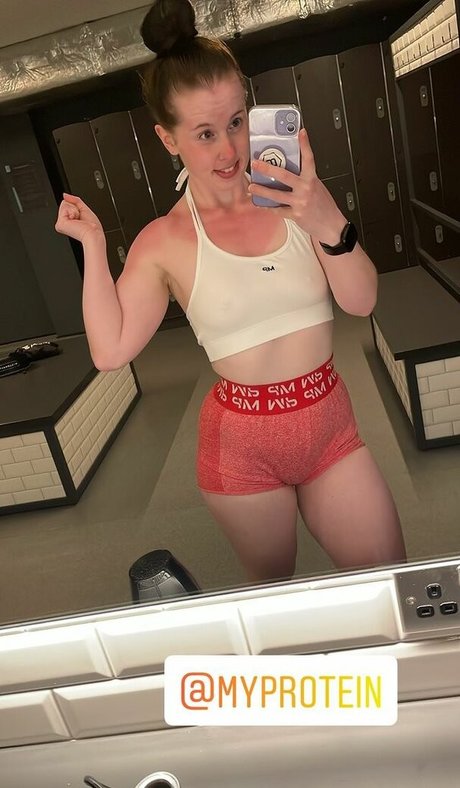 holly12x nice model image