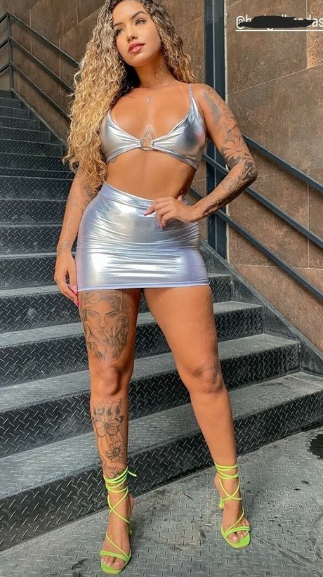 Muito Linda star hot photos