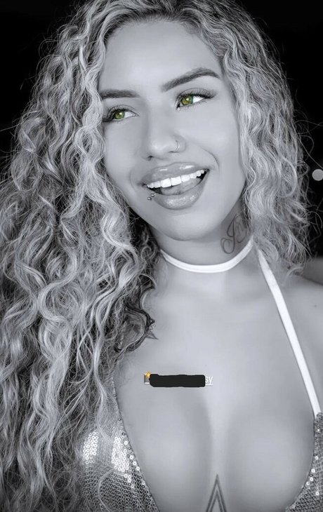 Muito Linda model art galleries