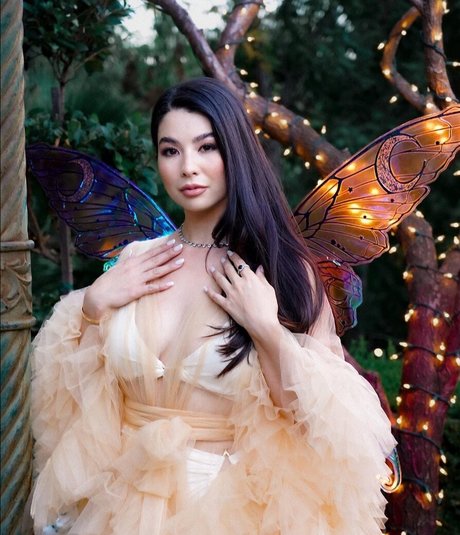 CarolineKwan star hot image
