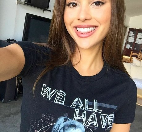 Lindsey Morgan pretty actress pics