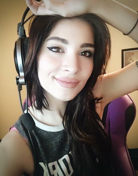 MelonieMac model pornographic photo