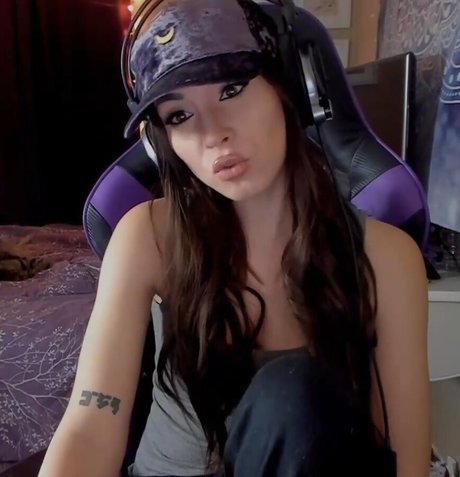 MelonieMac nudes model archive