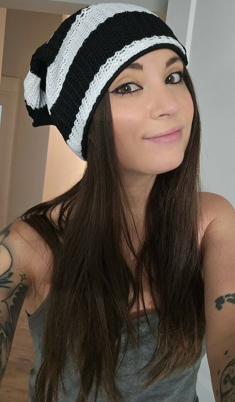 MelonieMac beautiful model photo