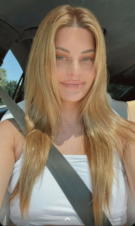 Hannah Stocking nude thumbnail