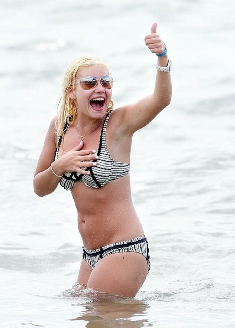 Elisha Cuthbert pornstar pretty pic