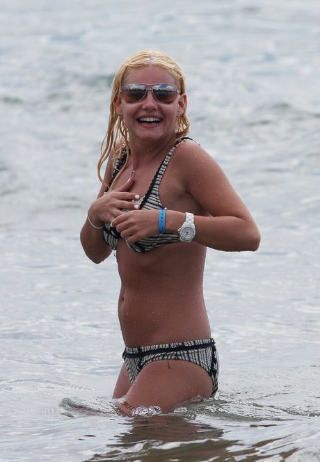 Elisha Cuthbert best model photo
