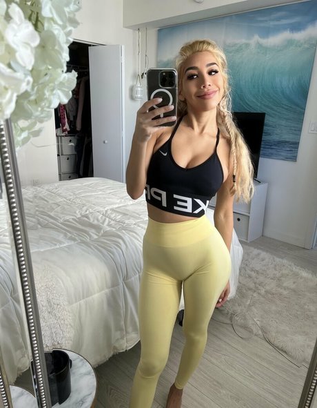 Roxannesimz pornographic actress pictures