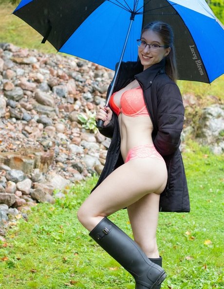 Lacey Bloom pretty pornstar image