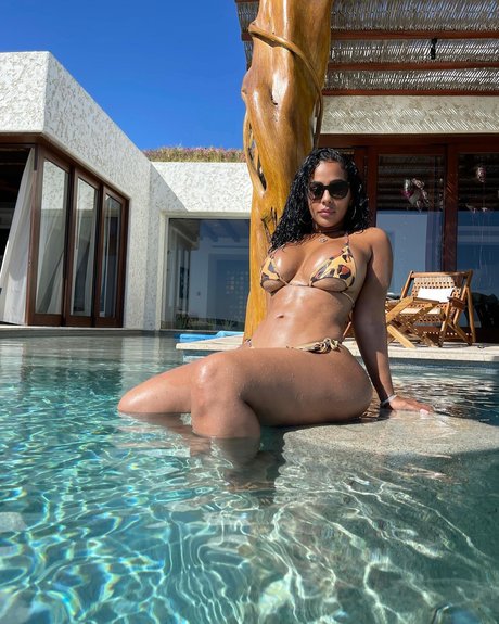 Ayisha Diaz sexy star photos