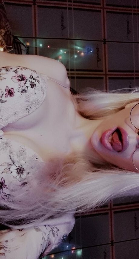 lil holly pretty model pics