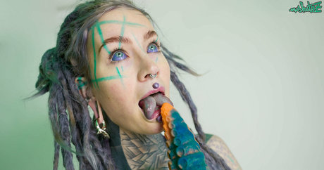 Anuskatzz best model pictures