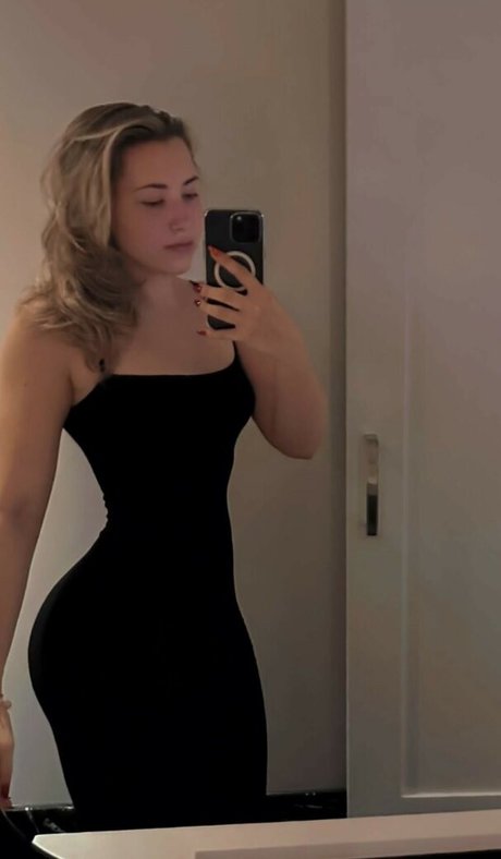 Pineapplebrat model hd images