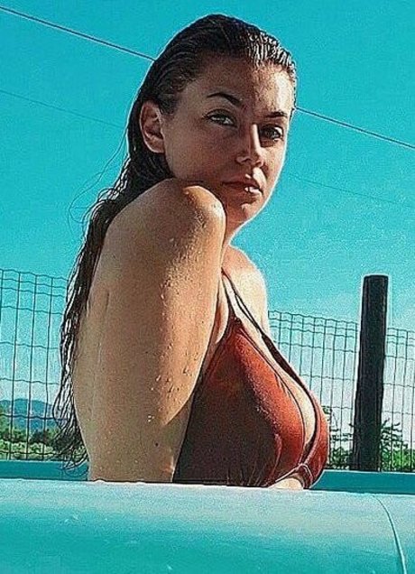 Deborah Neri nude thumbnail