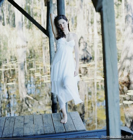 Sophia Bush art model pic