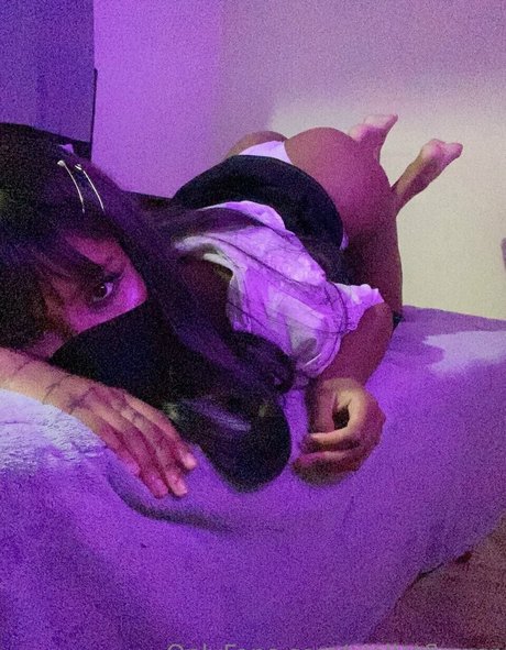 Viollet Collins adult model photo