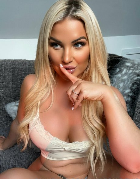 pregnant nude onlyfans adult pic