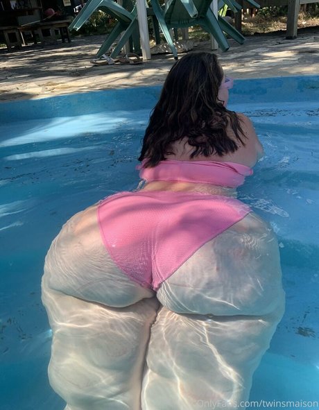 twinsmaison hot model image