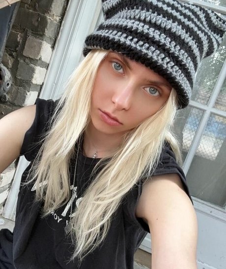 shemale riding onlyfans free naked photo