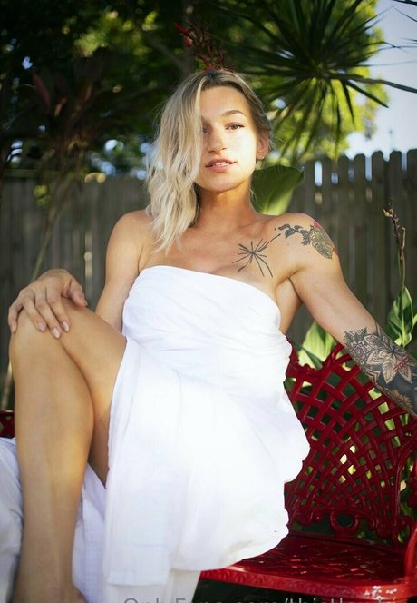 Katie Sunrat star nude pics
