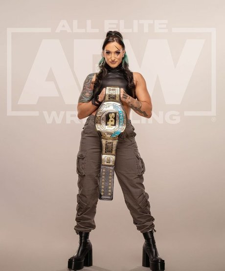 Kris Statlander exclusive model images