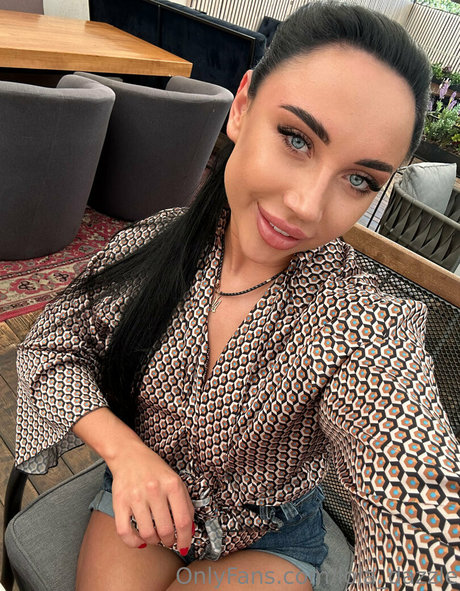 lola dazzle nude thumbnail