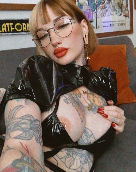 Hviley Rose perfect model image