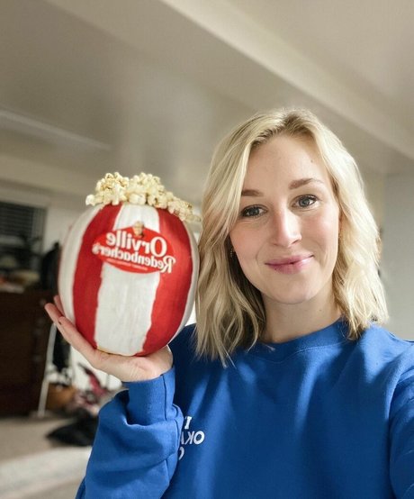 Cassie Popcorn pornstar naked img