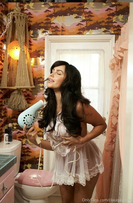 Claudia Tihan star pretty gallery