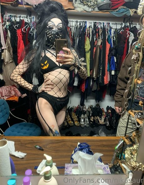 nikasaur model naked galleries