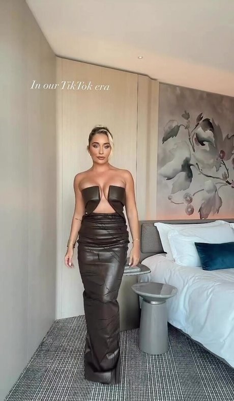 Saffron Barker model high quality img