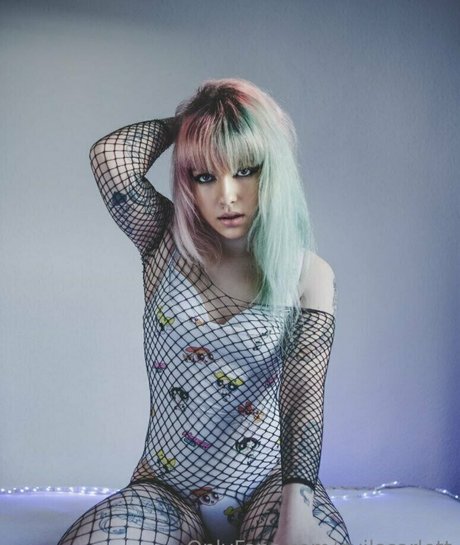 evilscarlett exclusive star photos