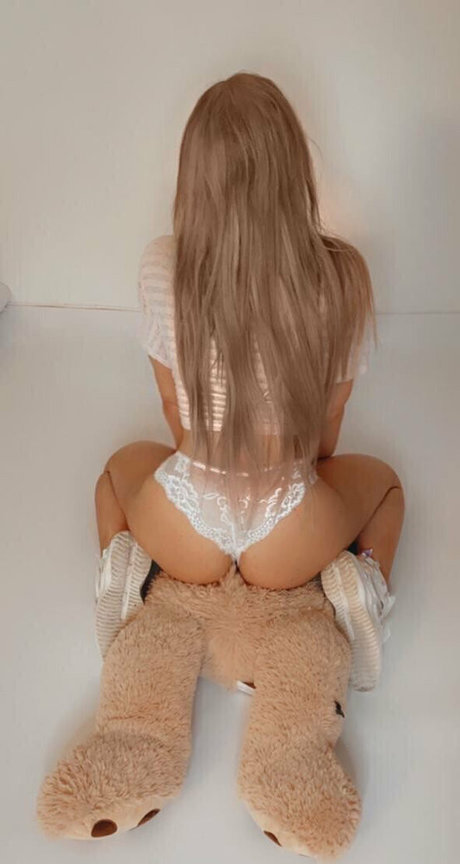 xxx bella high quality model pictures