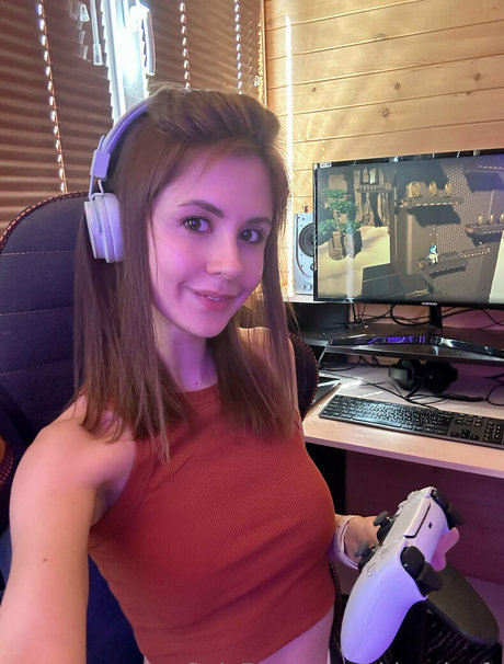 Chloe Leafs model nude pic