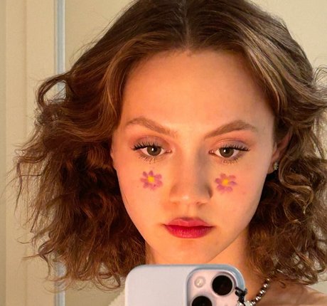 Iris Apatow art actress pics