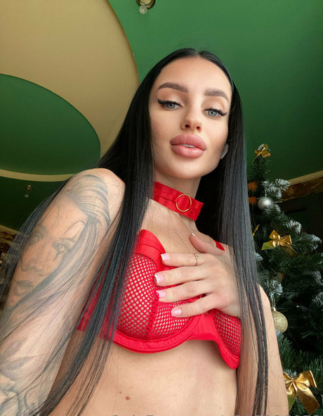 charming megan nude thumbnail