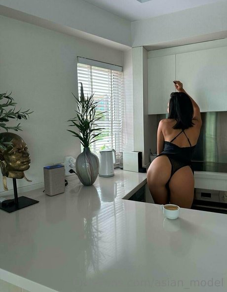 from behind onlyfans top picture