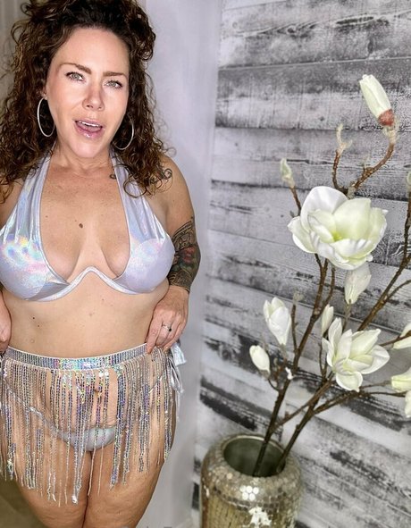 delovelycurves star erotic photo