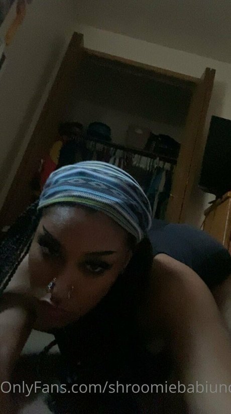 shroomiebabiuncensored erotic model image