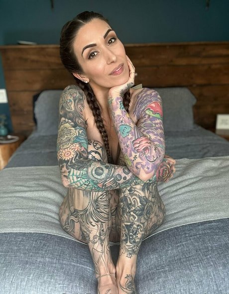 aliinwunderland naked pornstar image