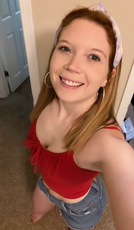 Peachy Noel model naked pics
