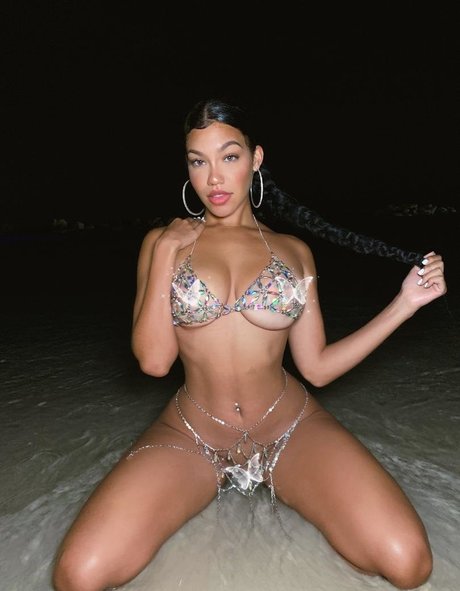 xttiona model art galleries