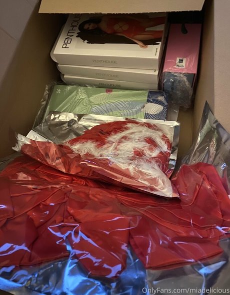 miadelicious naked model photos