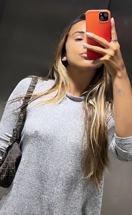 Aninha Cafe nude model picture