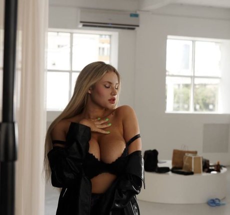 Merelin pornstar nude picture