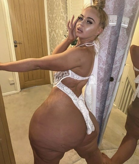 Esmee Dream nude thumbnail