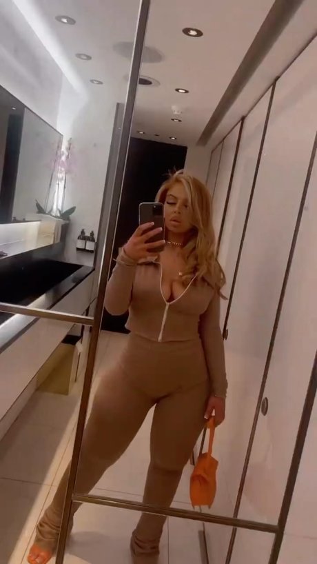 Esmee Dream pornstar hot pics