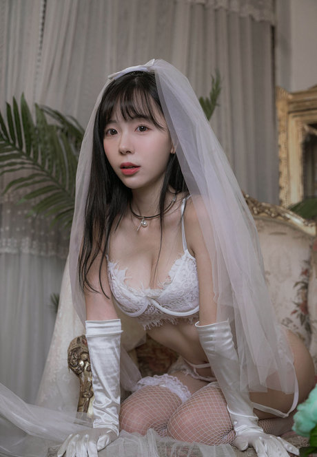 leeesovely model naked pics