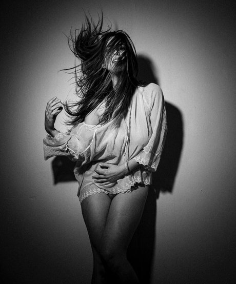 Modeladventurer naked pornstar photo